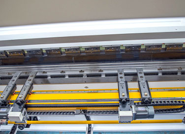 油電混合折彎機(jī)標(biāo)配4+1軸后擋料