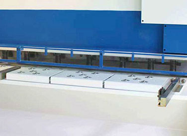 高速數(shù)控剪板機(jī)工作臺(tái)