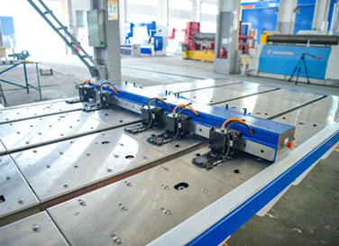 高速數(shù)控前送料剪板機送料臺